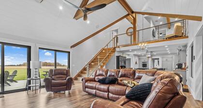 Aviation Getaway with Private Runway Access!