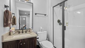 Douche, serviettes fournies, savon, papier toilette