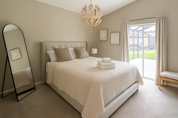 3 bedrooms, iron/ironing board, travel cot, free WiFi - Private pool home, a hop away from the Theme Parks (Davenport)