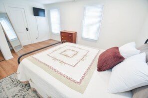 3 bedrooms, desk, iron/ironing board, travel crib - Charming Modern Amish Home l Family Friendly (Walnut Creek)