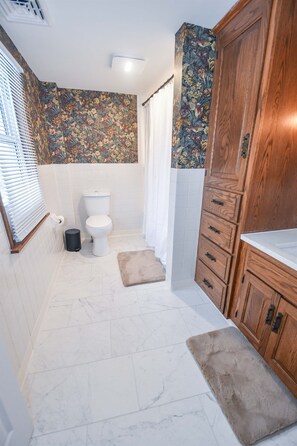 淋浴设施、吹风机、毛巾、肥皂