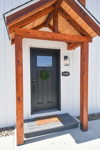 Charming Modern Amish Home, Walk To Local Food + Family Friendly, Main Floor Bed