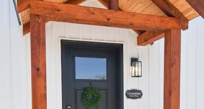 Charming Modern Amish Home, Walk To Local Food + Family Friendly, Main Floor Bed