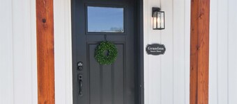 Charming Modern Amish Home, Walk To Local Food + Family Friendly, Main Floor Bed