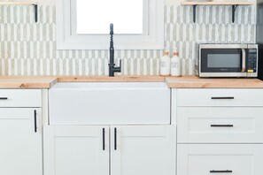 Fridge, microwave, oven, stovetop - Boho Studio Downtown Amish Country + Scenic Views (Walnut Creek)