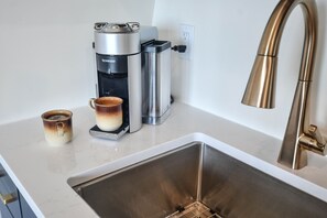 Fridge, microwave, oven, stovetop - Luxury Honeymoon Suite Amazing Views Amish Country (Walnut Creek)