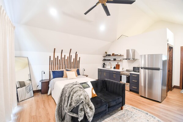 1 bedroom, desk, iron/ironing board, free WiFi - Luxury Honeymoon Suite Amazing Views Amish Country (Walnut Creek)