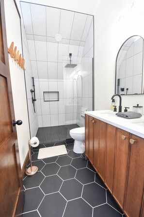 Shower, hair dryer, towels - Luxury Honeymoon Suite Amazing Views Amish Country (Walnut Creek)