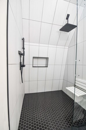 Dusche, Haartrockner, Handtücher