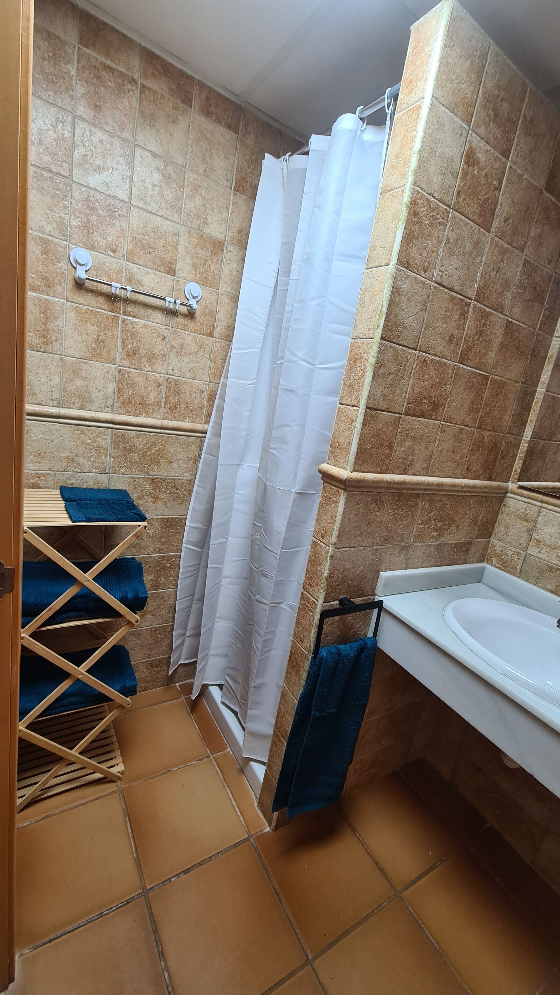 Douche, sèche-cheveux, serviettes fournies, savon