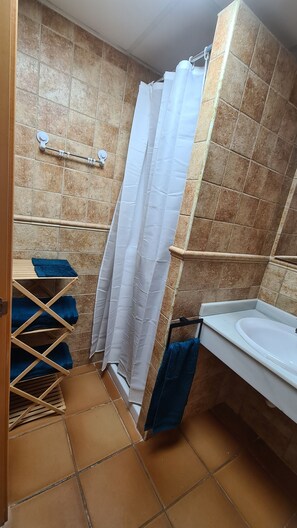 Douche, sèche-cheveux, serviettes fournies, savon