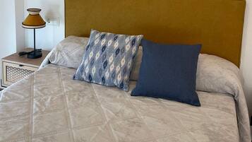 1 habitación, tabla de planchar con plancha, wifi y ropa de cama
