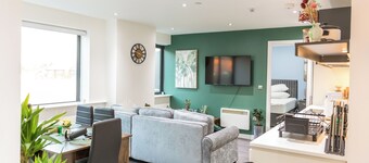 2 Bed Luxury Modern Apartment/ Close To Birmingham Central/ Free On Road Parking