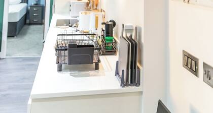 2 Bed Luxury Modern Apartment/ Close To Birmingham Central/ Free On Road Parking