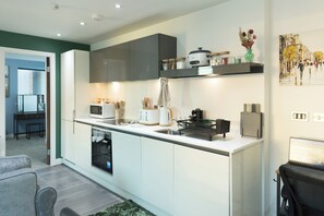 Réfrigérateur, micro-ondes, four, plaque de cuisson