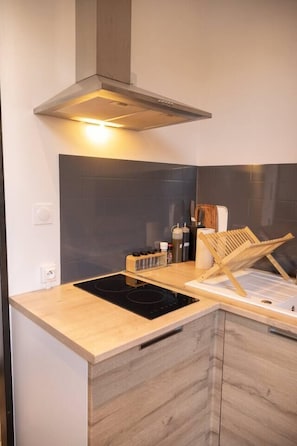 Réfrigérateur, micro-ondes, cafetiÚre/bouilloire