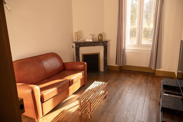 TV - 3 rooms flat with garden next to the train station (Nevers)