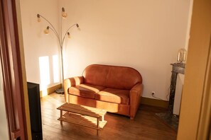 TV connectée, cheminée, écrans d'ordinateur