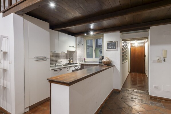 Fridge, oven, dishwasher, coffee/tea maker
