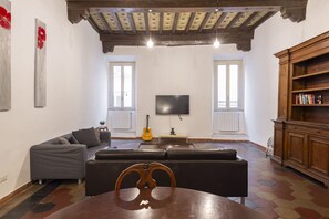 Televisión de pantalla plana y chimenea
