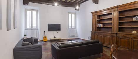 Flat-screen TV, fireplace