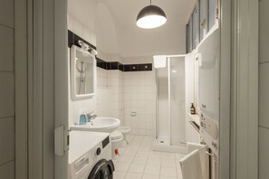 Regadera, amenidades de baño gratuitas, secadora de cabello, bidet