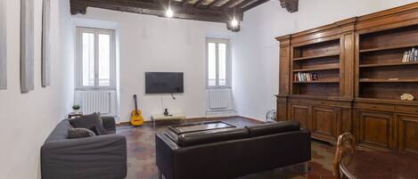 Flat-screen TV, fireplace