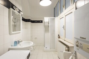 Dusche, kostenlose Toilettenartikel, Haartrockner, Bidet
