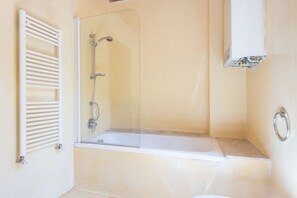 Douche, sèche-cheveux, bidet