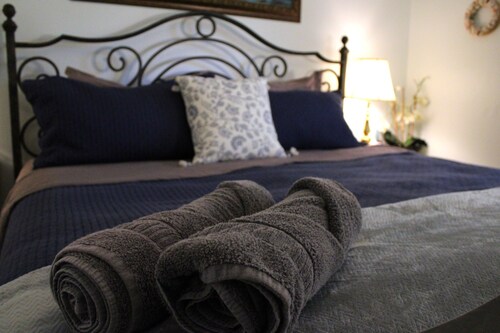 Charming 2-bedroom apartment with AC in Punta Gorda. Close to everything!