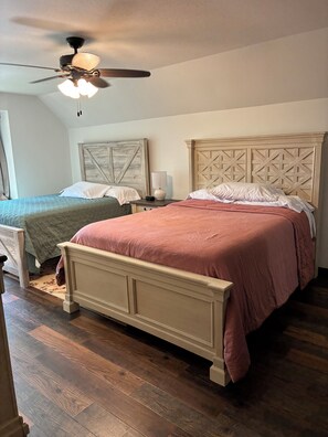 4 bedrooms, iron/ironing board, WiFi, bed sheets - Relax with the whole family, peaceful and in the woods on 6 beautiful acres. (Syracuse)