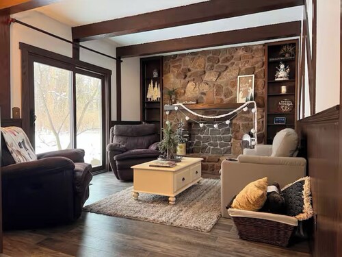 Relax with the whole family, peaceful and in the woods on 6 beautiful acres. 