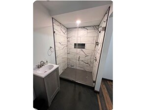 Douche, sèche-cheveux, serviettes fournies, papier toilette