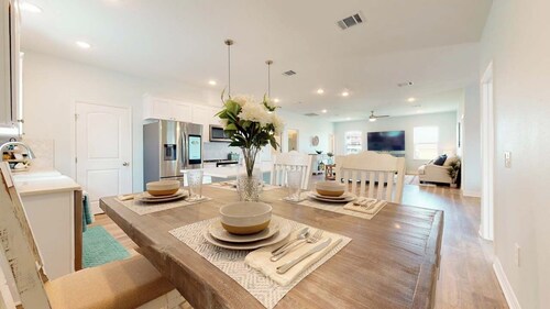 Charming 3-bedroom cabin near the beach with AC in Pleasant Bolivar Peninsula