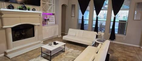 Smart TV, chimenea y videojuegos