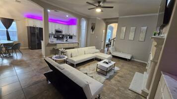 Een smart-tv, een open haard en videogames