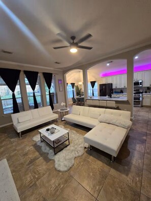 Smart TV, fireplace, video games - Charming 4-bedroom house in the gated lake community, April Sound!  (Montgomery)