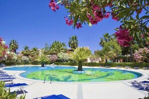 Pool - Two-room apartment of approximately 45 m2 located on the ground floor, on the upper floor or on two levels composed of a living room with kitchenette and double or double sofa bed, double bedroom, bathroom with shower.Patio or balcony with outdoor table  (Ottiolu)