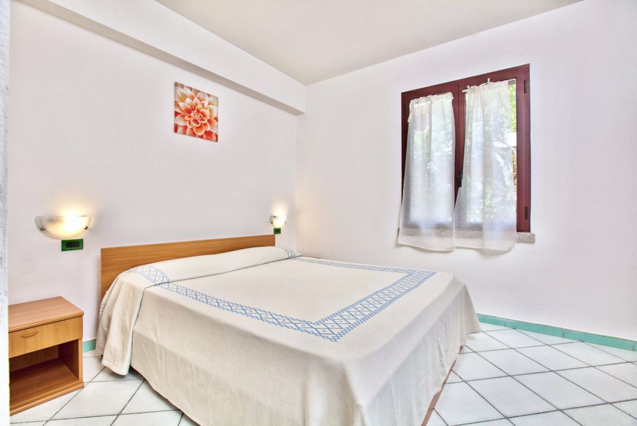 1 habitación, cuna de viaje y ropa de cama 