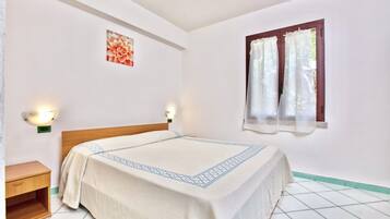 1 habitación, cuna de viaje y ropa de cama
