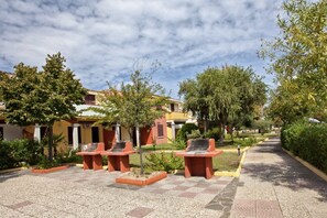 Terrace/patio - Two-room apartment of approximately 45 m2 located on the ground floor, on the upper floor or on two levels composed of a living room with kitchenette and double or double sofa bed, double bedroom, bathroom with shower.Patio or balcony with outdoor table  (Ottiolu)