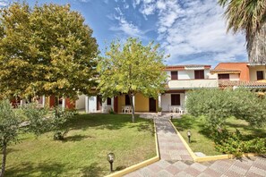 Exterior - Two-room apartment of approximately 45 m2 located on the ground floor, on the upper floor or on two levels composed of a living room with kitchenette and double or double sofa bed, double bedroom, bathroom with shower.Patio or balcony with outdoor table  (Ottiolu)