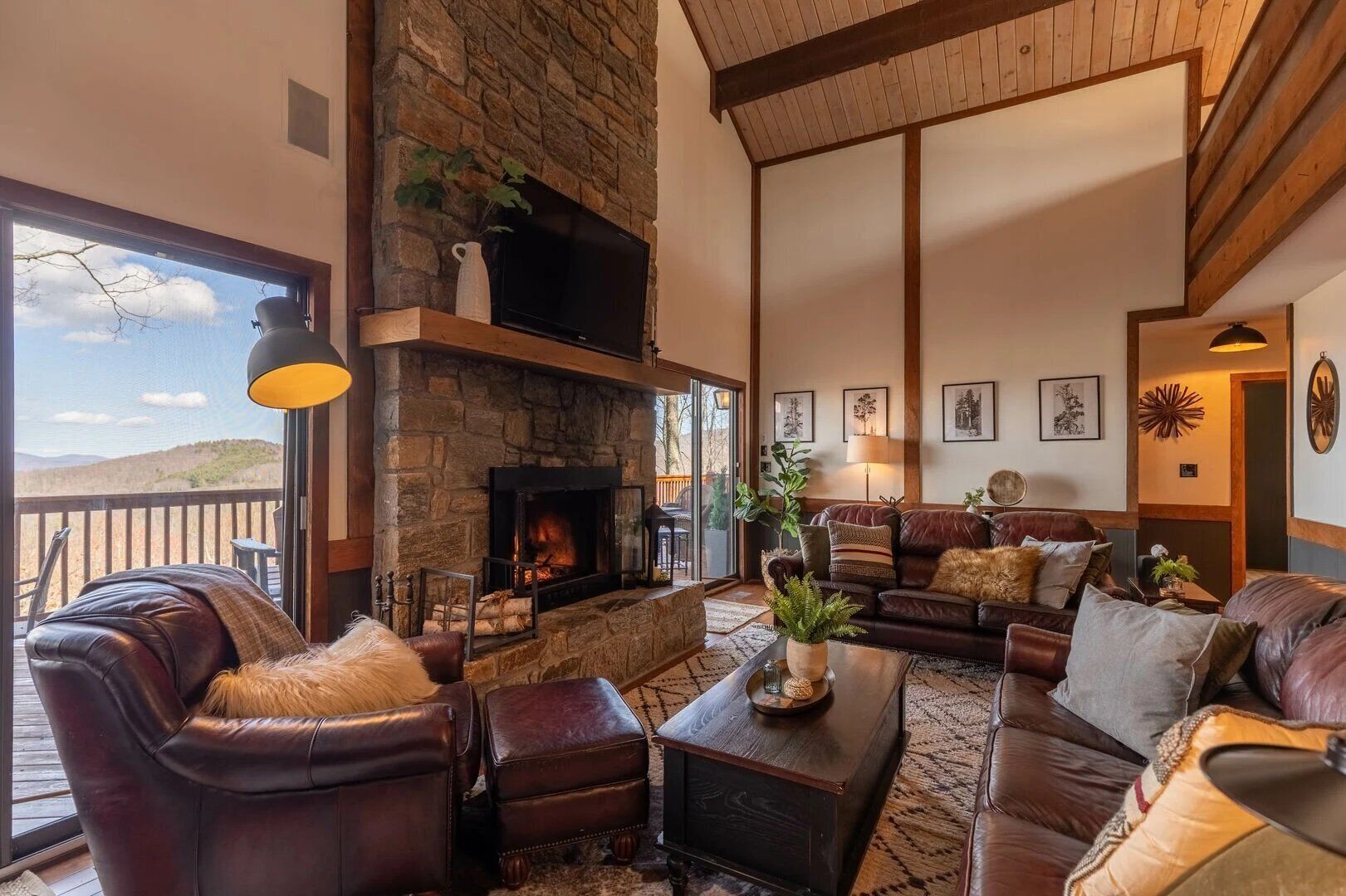 Televisión, chimenea y futbolito 