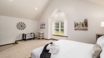 5 quartos, escrivaninha, ferros/tábuas de passar roupa, berço de viagem