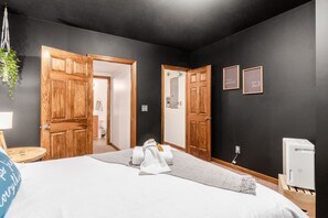 5 slaapkamers, een bureau, een strijkplank/strijkijzer, reisbedje