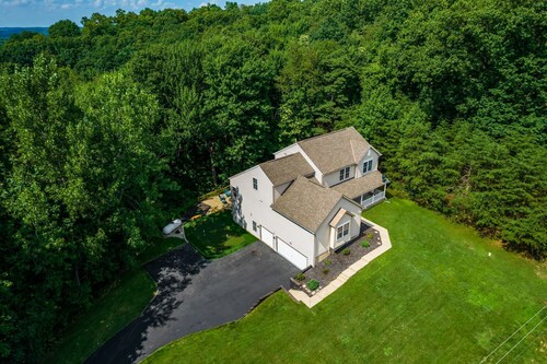 Weekend Retreat~Hot Tub~Game Room~Putt Putt