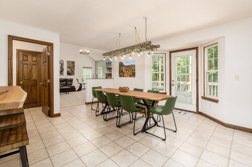 Family Weekend Retreat~Hot Tub~Game Room~Putt Putt