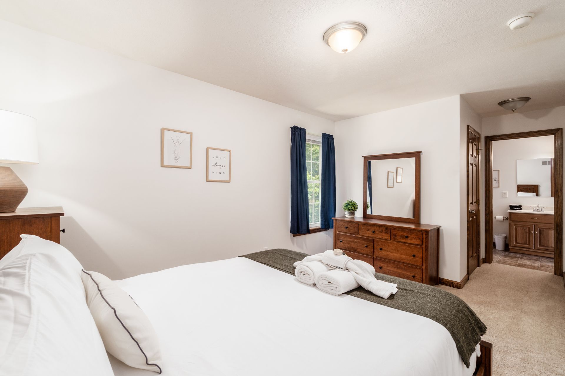 5 chambres, bureau, fer et planche à repasser, lit parapluie