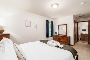 5 室のベッドルーム、デスク、アイロン / アイロン台、旅行用ベビーベッド