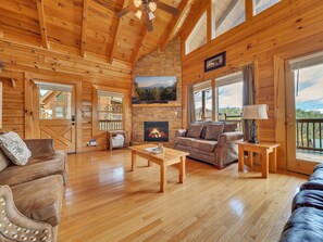 Smart TV, fireplace - ERN860 - Cozy Bear Overlook: Spacious 4bd, 4bth in Pigeon Forge w/ views, perfect 12 guests. (Pigeon Forge)